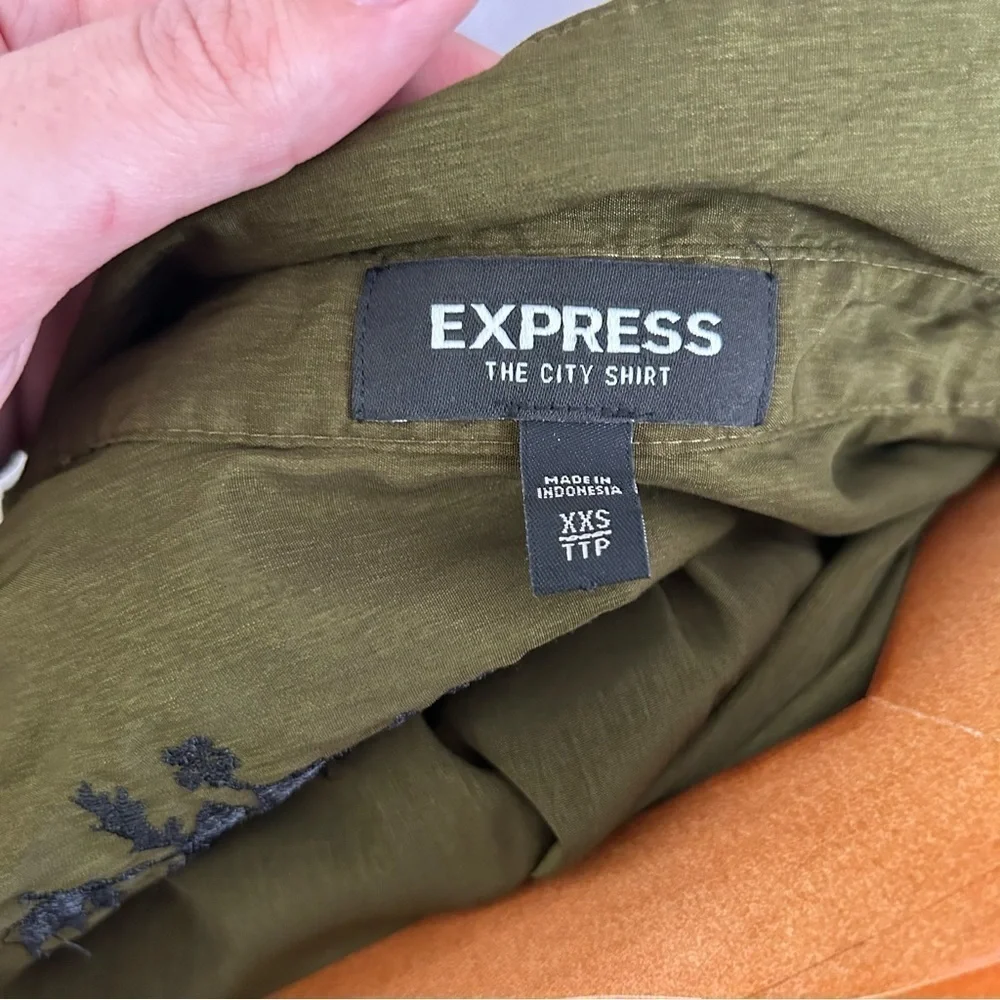 🦋Express Olive Green Black Embroidered Sleeveless Button Down City Shirt Blouse
